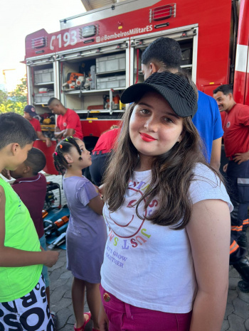 Lívia na visita ao Corpo de Bombeiros de Vitória
