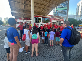 Crianças e adolescentes visitam Corpo de Bombeiros de Vitória