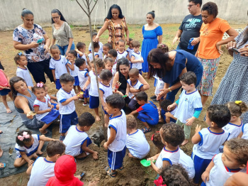 Crianças do Cmei Gilda de Athayde Ramos se conectam com a natureza
