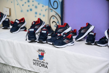 Vitória entrega mais de 45 mil pares de tênis para alunos da capital