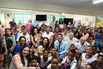 Vitória entrega mais de 45 mil pares de tênis para alunos da capital