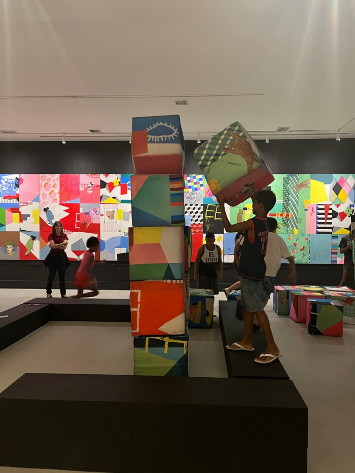 Crianças do Centro de Convivência foram conhecer a exposição “O Fabuloso Mundo das Cores” nesta quar