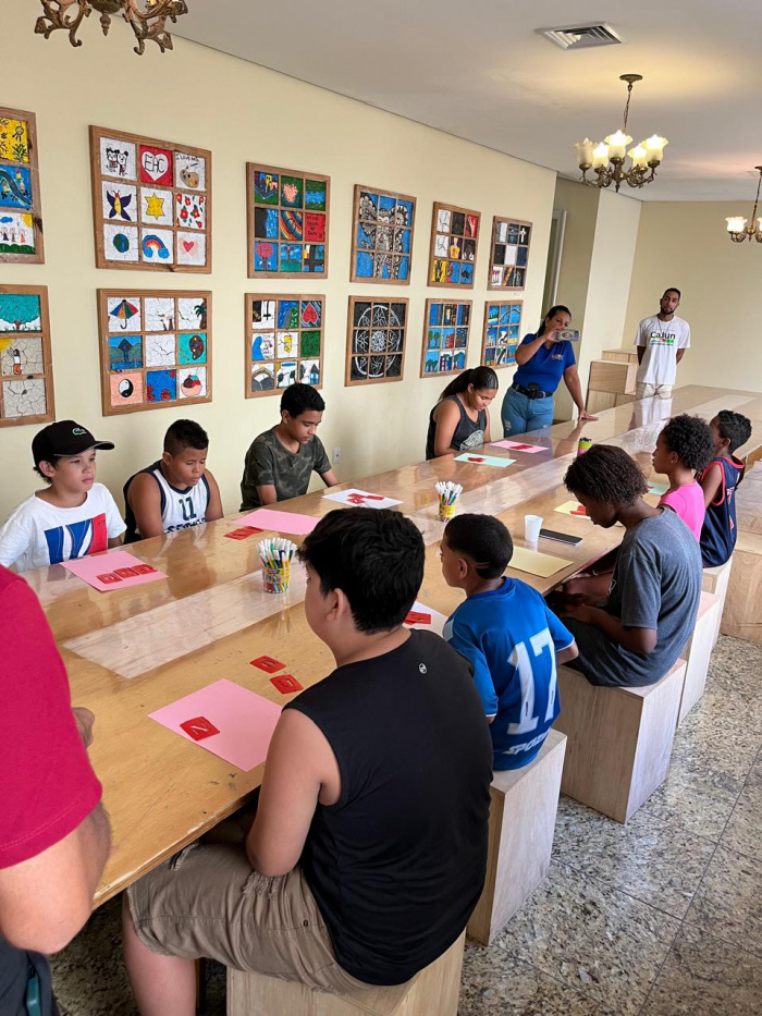Crianças do Centro de Convivência foram conhecer a exposição “O Fabuloso Mundo das Cores” nesta quar