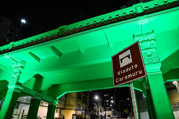 Viaduto Caramuru com iluminação verde