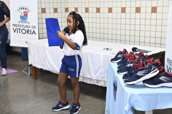 Estudantes da Emef Francisco Lacerda de Aguiar recebem os novos tênis