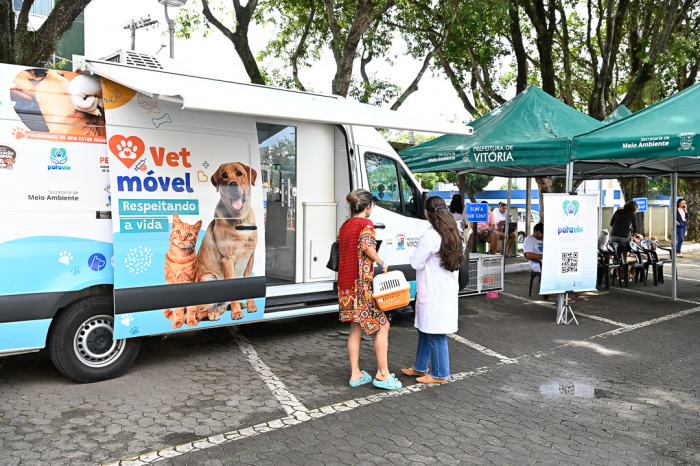 Atendimento do VETMOVEL no Estacionamento da Prefeitura