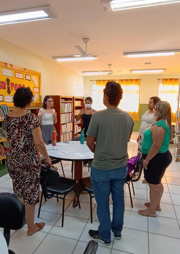 Fonoaudióloga orienta professores sobre cuidados com a voz