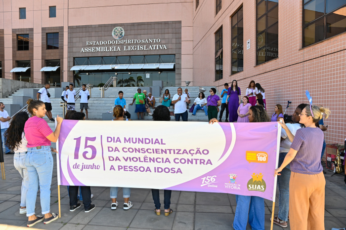 Ação em combate à violência a idosos em frente à Assembleia Legislativa do ES