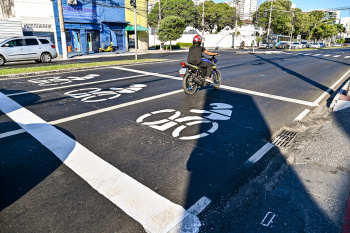 Faixa de espera exclusiva de motos no sinal de trânsito na Reta da Penha