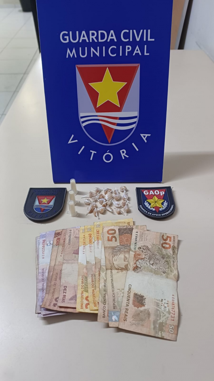Guarda de Vitória detém criminoso que montava banquinha para vender drogas dentro de parque