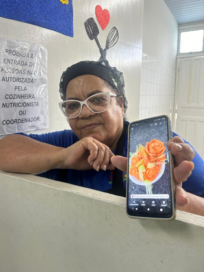 Dona Eva manipuladora de alimentos no Centro de Convivência de Santo André