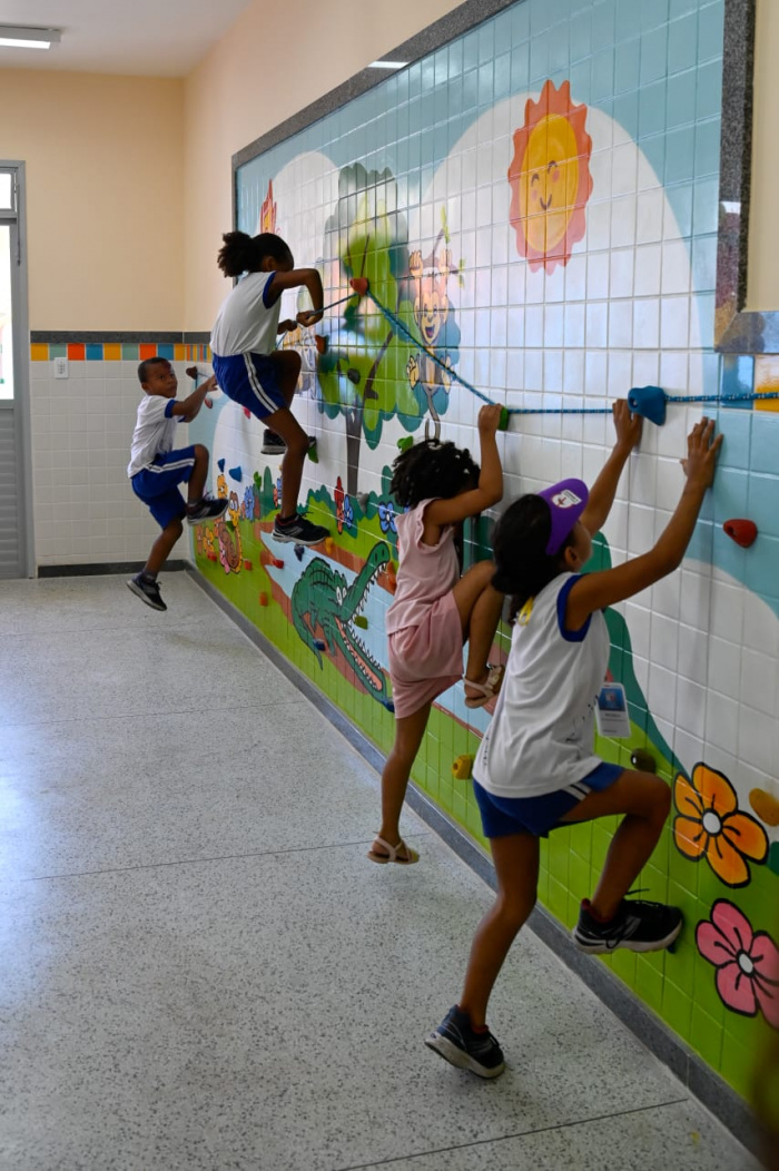 Parede de escalada no Cmei Jacy Alves, em Tabuazeiro