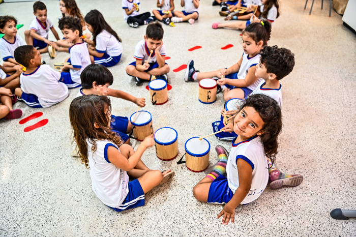 Alunos em aula musica CMEI Rubens José Vervloet