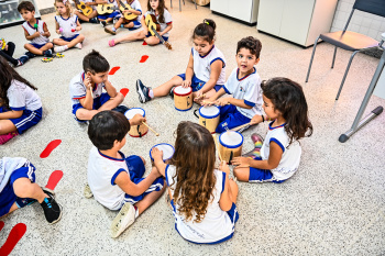 Alunos em aula musica CMEI Rubens José Vervloet