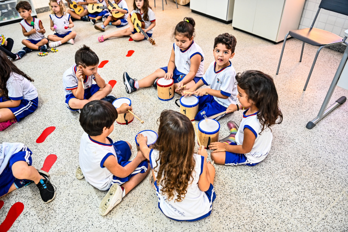 Alunos em aula musica CMEI Rubens José Vervloet