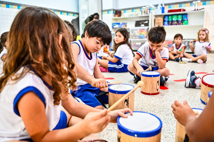 Alunos em aula musica CMEI Rubens José Vervloet