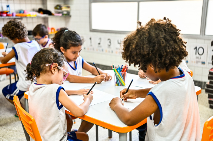 Alunos em aula de pintura CMEI Rubens José Vervloet