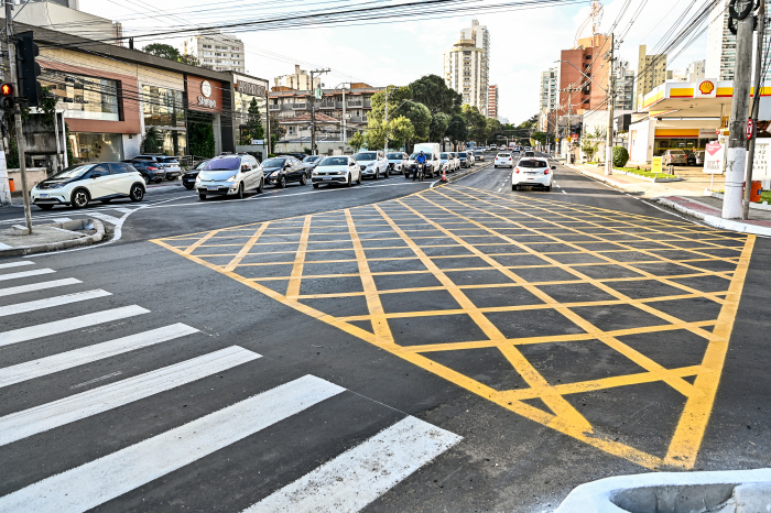 Faixas do cruzamento da Av. Desembargador Santos Neves com a rua Dukla de Aguiar
