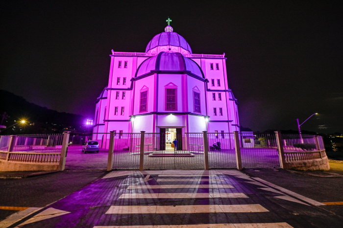 Iluminação Outubro Rosa Basílica Santo Antônio