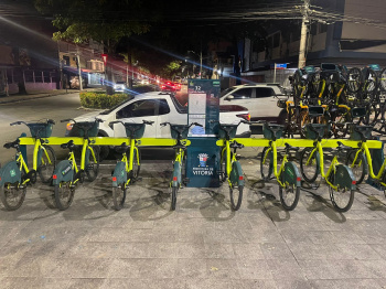Estação 32 do Bike Vitória na praça Sagrada Família, em Jardim Camburi