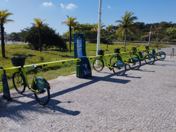 Estação 14 do Bike Vitória no acesso à estátua de Iemenjá na Praia de Camburi