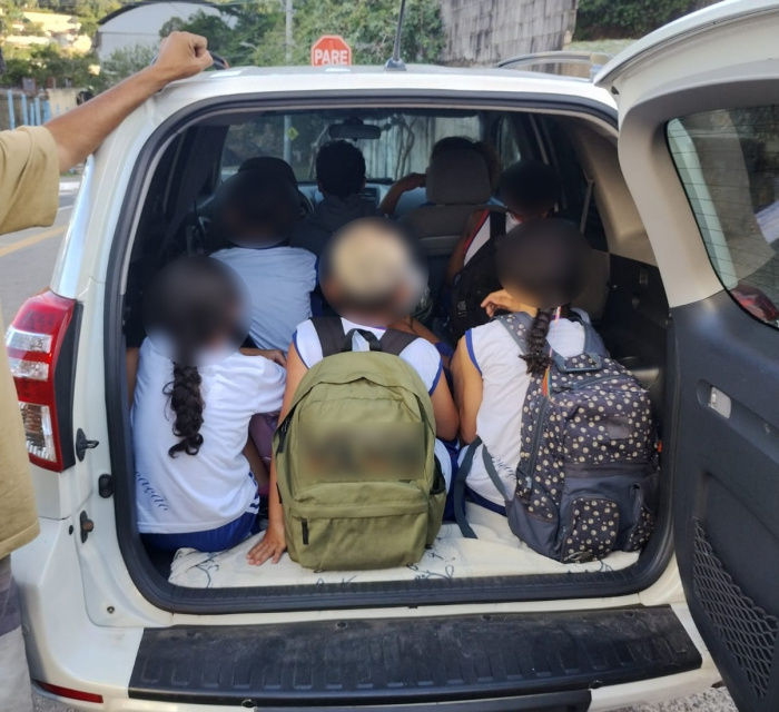 Guarda de Vitória flagra motorista transportando nove alunos clandestinamente