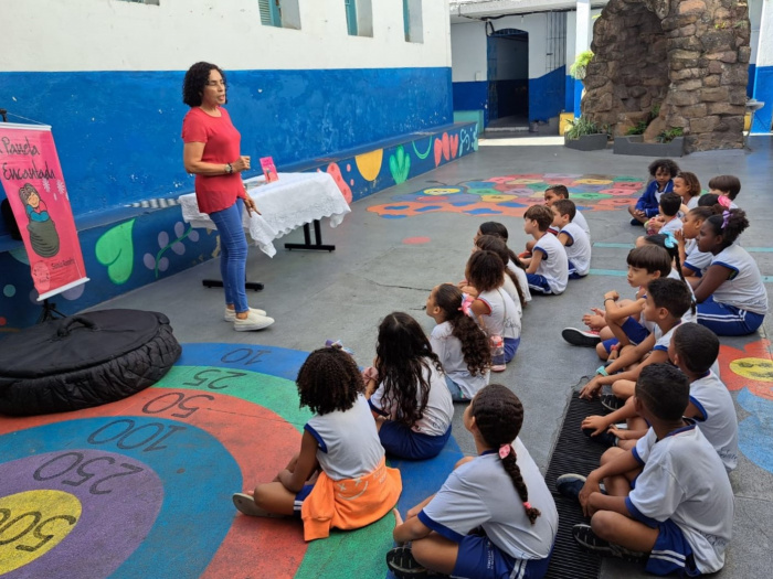 Estudantes da Emef São Vicente de Paulo exploram a leitura com escritora capixaba