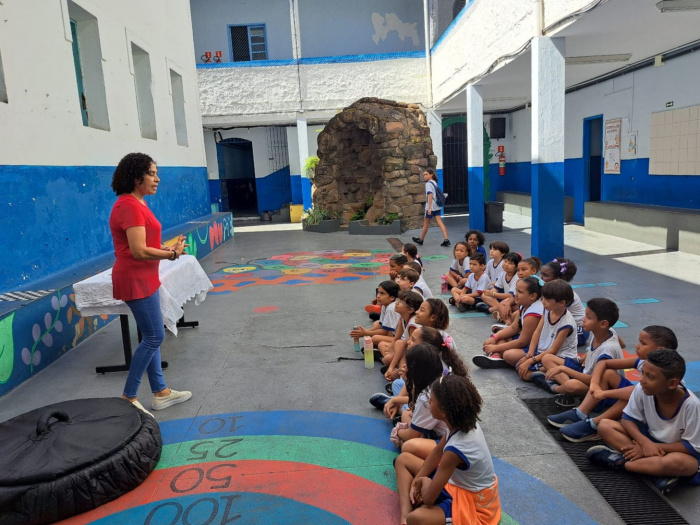 Estudantes da Emef São Vicente de Paulo exploram a leitura com escritora capixaba