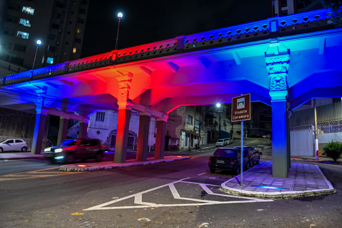 Dia Mundial do Intensivista Luz Vermelha e Azul - Viaduto Caramuru