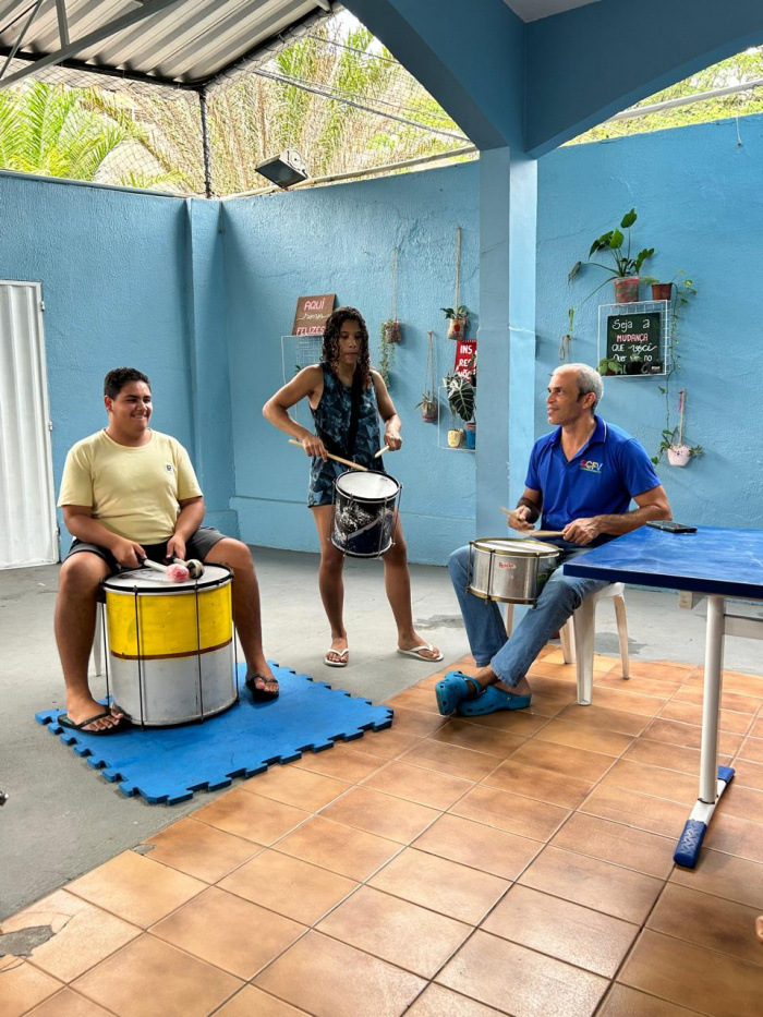 Adolescentes ensaiam para apresentação do Dia da Consciência Negra