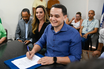 Assinatura do contrato para a prestação de serviços de tratamento de animais errantes de pequeno por