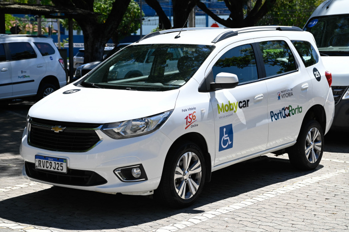 Entrega de dois novos carros para o programa Porta a Porta