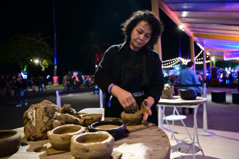 Paneleira produzindo panela de barro no Fast Gatronomia 2023
