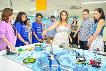 Priscila Cruz da ONG Todos Pela Educação visita a EMEF Paulo Reglus Neves Freire
