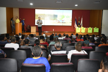 Entrega de kits de identificação para ambulantes