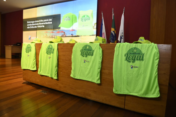 Entrega de kits de identificação para ambulantes