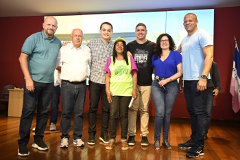 Entrega de kits de identificação para ambulantes