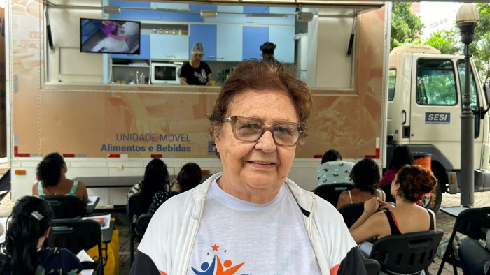 Naires Nobre na aula de culinária natalina na carreta Cozinha Brasil