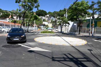 Nova rotatória no cruzamento da avenida Vitória com a rua Hermes Curry Carneiro