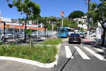 Nova rotatória no cruzamento da avenida Vitória com a rua Hermes Curry Carneiro