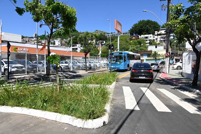 Nova rotatória no cruzamento da avenida Vitória com a rua Hermes Curry Carneiro