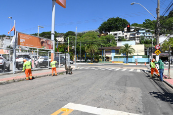 Nova rotatória no cruzamento da avenida Vitória com a rua Hermes Curry Carneiro