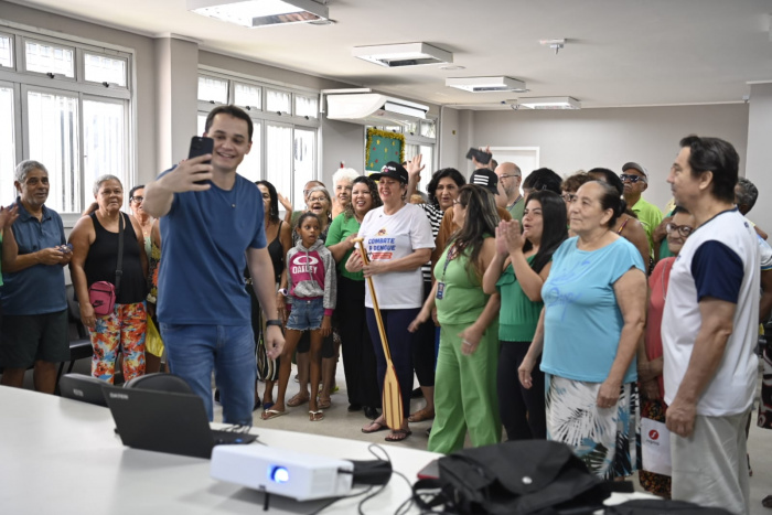 Prefeito com moradores na Unidade de Saúde da Ilha das Caieiras