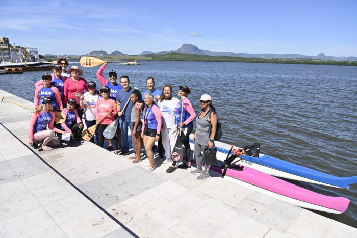 Remada do grupo aMar a Vida na ação Natal com Saúde, na Nova Orla de São Pedro