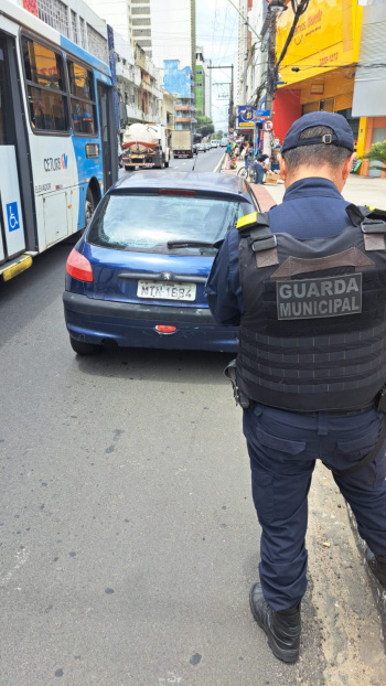 Guarda de Vitória flagra carro circulando com placa pintada a mão