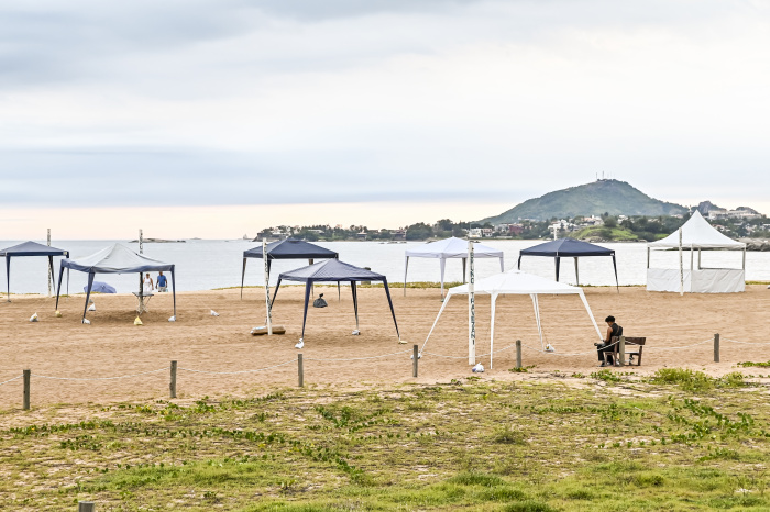 Montagem de barracas na praia de Camburi para Réveillon