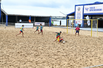 Projeto Social jogando Futebol de Areia na Arena de Verão
