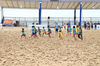Projeto Social jogando Futebol de Areia na Arena de Verão