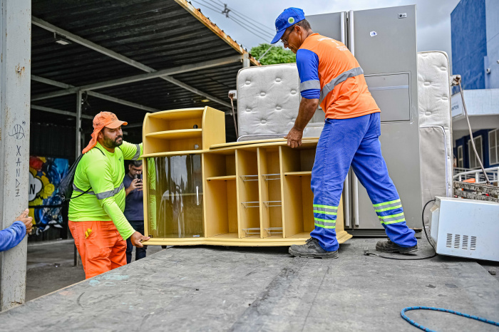 Entrega de Móveis do Papa Móvel na Gurigica