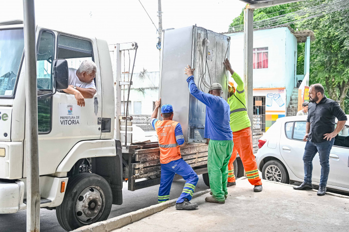 Entrega de Móveis do Papa Móvel na Gurigica